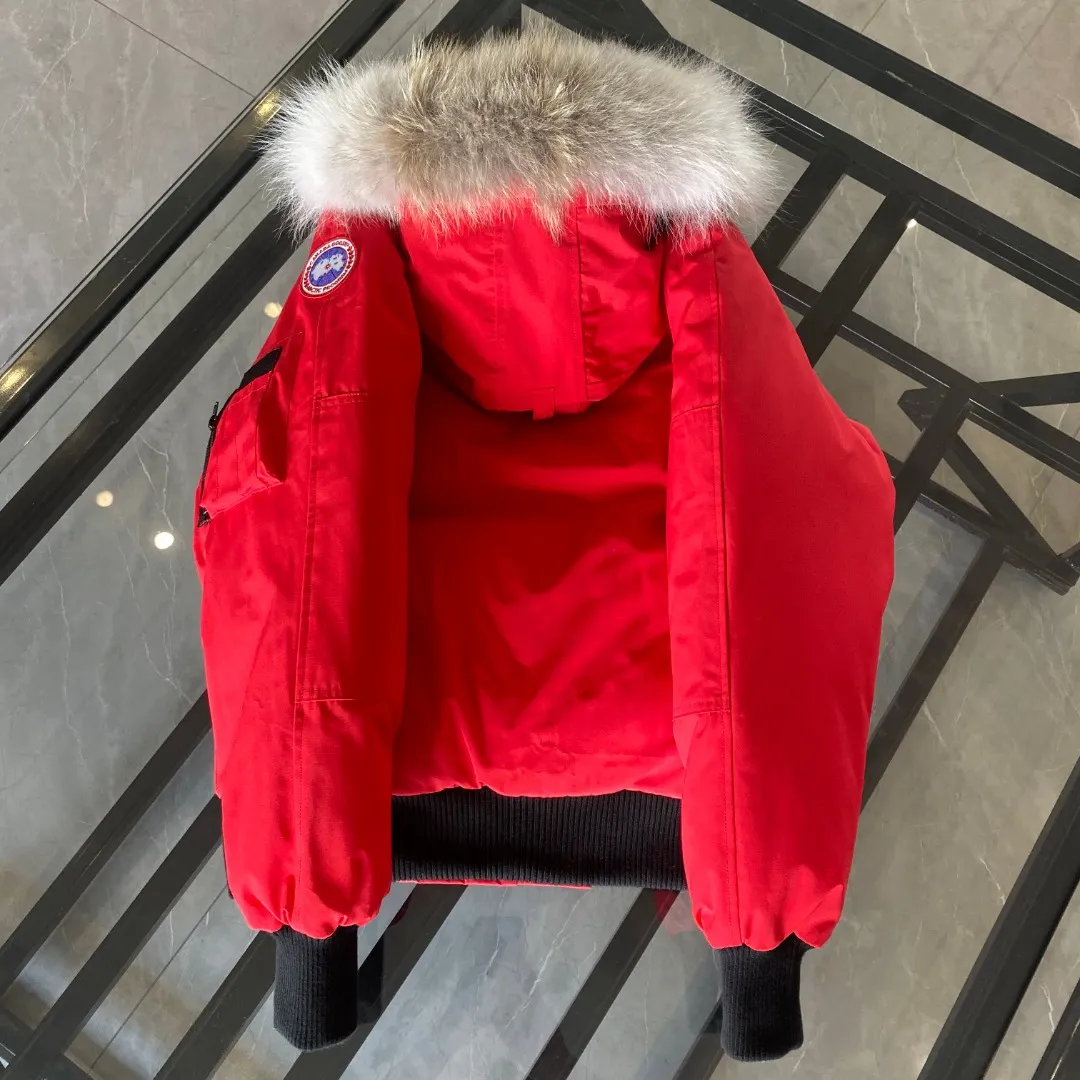 P760 Canada goose/Canada Goose 01 Couple Expedition Parka Down Jacket, authentic original version, you need to compare with the original to check it out at any time, all accessories are customized from the original factory 💯The softness and hardness of the fabric is compared with the original, and it can be restored by kneading at will (fabric misunderstanding: Fabrics with high hardness are not waterproof. Only when you buy the latest authentic version this year will you notice the softness and comfort of the fabric) 💯The down is synchronized with the authentic white duck down, fluffy and not lumpy. Electronically controlled velvet filling machine 💯Customized zippers with authentic YKK military-grade copper core zipper pullers, high hardness and no jamming 💯The fur collar is purchased from Western Canada coyote skin original customization 💯All workmanship and wiring are controlled by workers with more than ten years of experience. They must be horizontal and vertical, and are not allowed to twist. The inner wiring density is more sophisticated. Feel free to compare 💯Big goose label Collar label Washed label Hangtag Zipper cord Pocket label Back label, collar velvet, Velcro fasteners, cuffs, all details are updated simultaneously with genuine products. The best version, the most complete color matching, all kinds of battle products. Color: off-white, black, charcoal gray, navy blue, red, blue. Size: XS-XXL